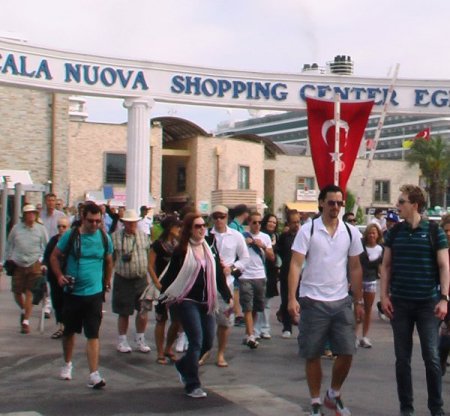 Turistik Gemiler, Kuşadası Limanı'na 13 Bin Yolcu Ve Mürettebat Getirdi