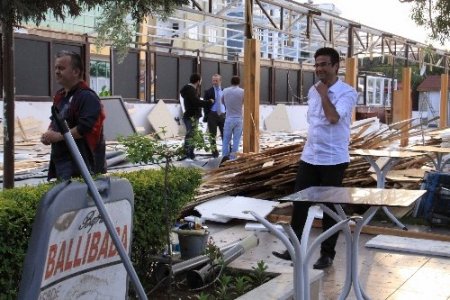 Turistik sahildeki tesislerde hukuksuz yıkım iddiası