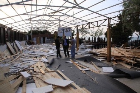 Turistik sahildeki tesislerde hukuksuz yıkım iddiası