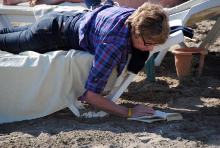 Turistler, Antalya'da güneşli havanın keyfini çıkardı