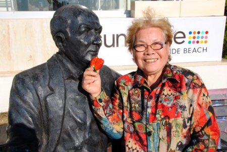 Turistler, Antalya'da güneşli havanın keyfini çıkardı