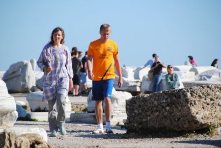Turistler, Antalya'da güneşli havanın keyfini çıkardı