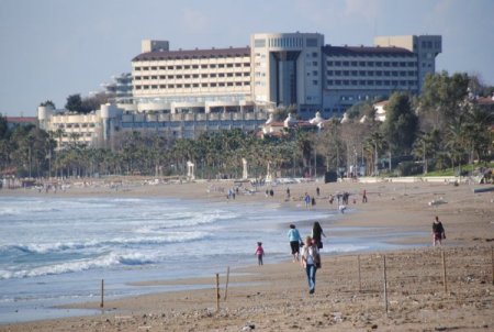 Turistler, Antalya'da güneşli havanın keyfini çıkardı