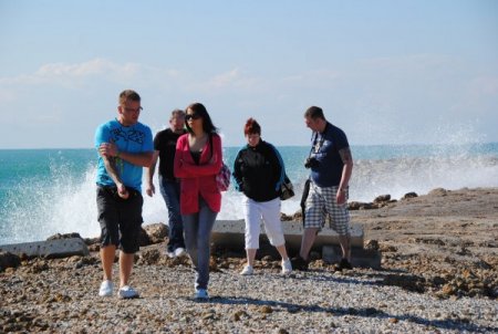 Turistler, Antalya'da güneşli havanın keyfini çıkardı