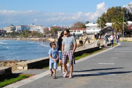 Turistler, Antalya'da güneşli havanın keyfini çıkardı