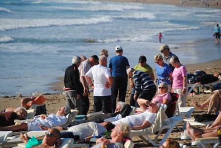 Turistler, Antalya'da güneşli havanın keyfini çıkardı
