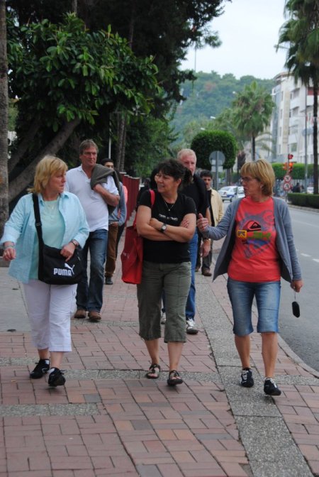Turistler, boş sokaklarda şehir turu yaptı