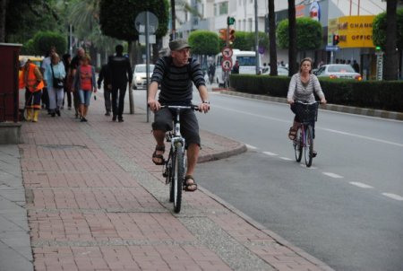 Turistler, boş sokaklarda şehir turu yaptı