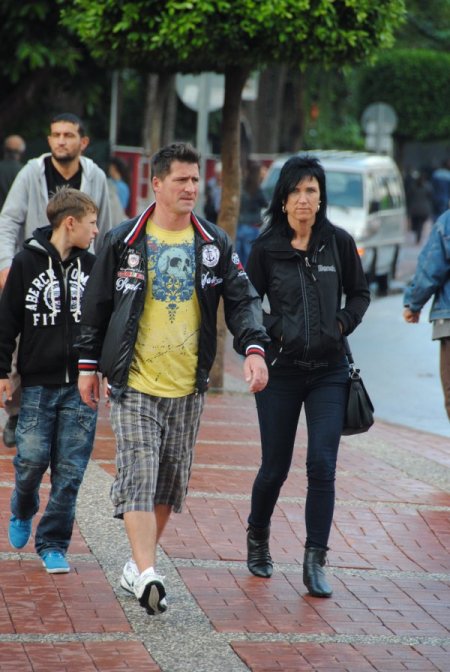 Turistler, boş sokaklarda şehir turu yaptı