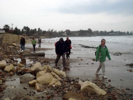 Turistler, Fırtınalı Havaya Aldırış Etmeden Plajda Yürüyüş Yapıyor