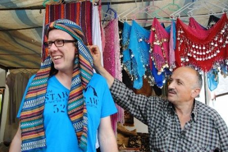 Turistler, giydiği elbiselerle Selçuklu ve Osmanlı dönemine yolculuk ediyor