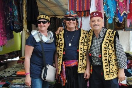 Turistler, giydiği elbiselerle Selçuklu ve Osmanlı dönemine yolculuk ediyor