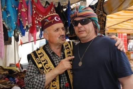 Turistler, giydiği elbiselerle Selçuklu ve Osmanlı dönemine yolculuk ediyor