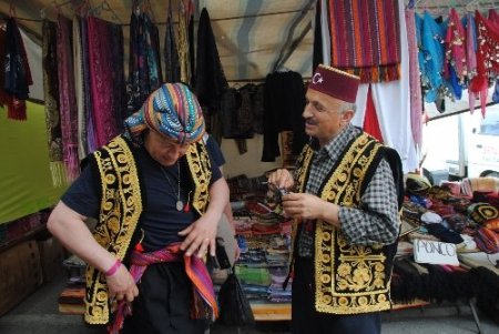 Turistler, giydiği elbiselerle Selçuklu ve Osmanlı dönemine yolculuk ediyor