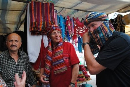 Turistler, giydiği elbiselerle Selçuklu ve Osmanlı dönemine yolculuk ediyor