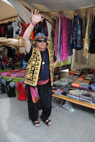 Turistler, giydiği elbiselerle Selçuklu ve Osmanlı dönemine yolculuk ediyor