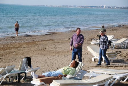 Turistler, güzel havanın keyfini güneşlenerek çıkardı