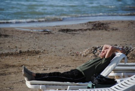 Turistler, güzel havanın keyfini güneşlenerek çıkardı