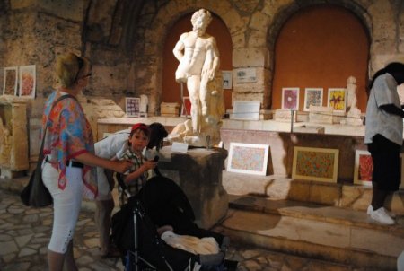 Turistler, otellerin Türk gecelerinde ebru yapmayı öğrenecek