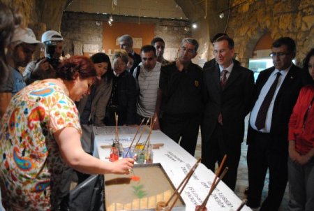 Turistler, otellerin Türk gecelerinde ebru yapmayı öğrenecek