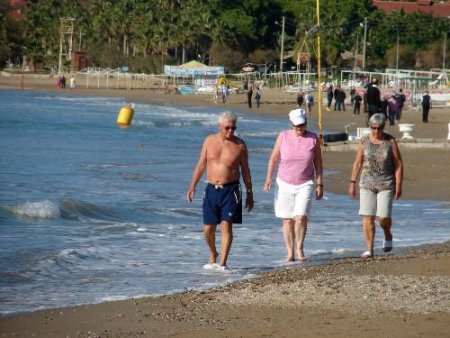 Turistler, Side'de Kış Ortasında Güneşli Havanın Keyfini Çıkardı