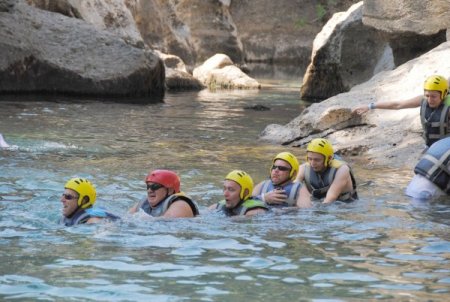 Turistler, soğuk suda kalarak rafting ve kanoya hazırlanıyor