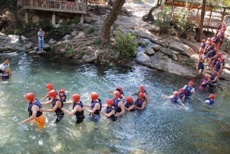 Turistler, soğuk suda kalarak rafting ve kanoya hazırlanıyor