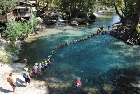 Turistler, soğuk suda kalarak rafting ve kanoya hazırlanıyor