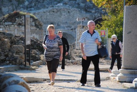 Turistler güneşli havada doğa yürüyüşü yaptı