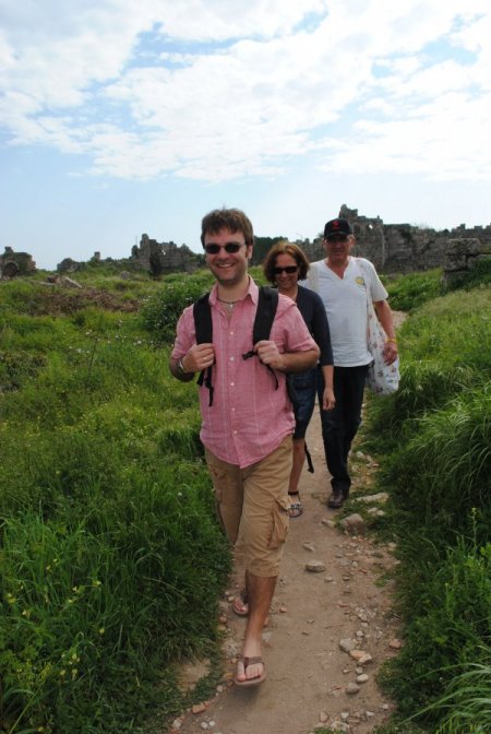 Turistler güneşli havada doğa yürüyüşü yaptı