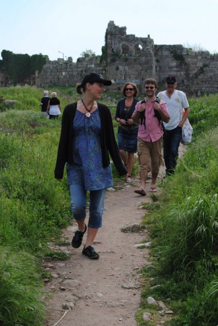 Turistler güneşli havada doğa yürüyüşü yaptı