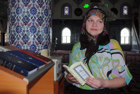 Turistler İslamiyet'i dil bilen din görevlisinden dinleyecek