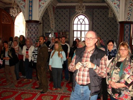 Turistler İslamiyet'i dil bilen din görevlisinden dinleyecek