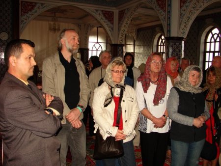 Turistler İslamiyet'i dil bilen din görevlisinden dinleyecek