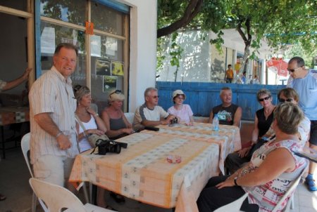 Turistler Köy Turuna Çıkarak Köylülerle Kahvehanede Sohbet Ediyor