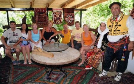 Turistler Saban Kulanıp Mısır Öğütüyor