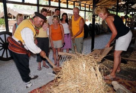 Turistler Saban Kulanıp Mısır Öğütüyor