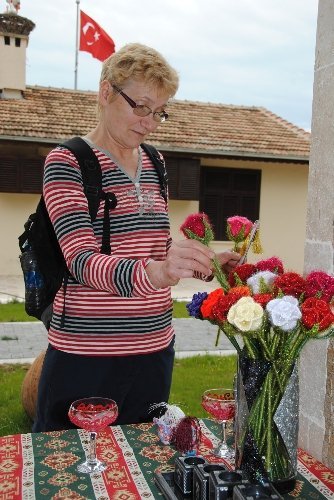 Turistlere Güllerin Efendisi (sas) adına örme gül hediye ediliyor