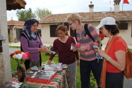 Turistlere Güllerin Efendisi (sas) adına örme gül hediye ediliyor