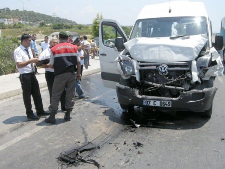 Turistleri Taşıyan Minibüs İtfaiye Aracına Çarptı: 6’sı Turist 7 Yaralı (2)