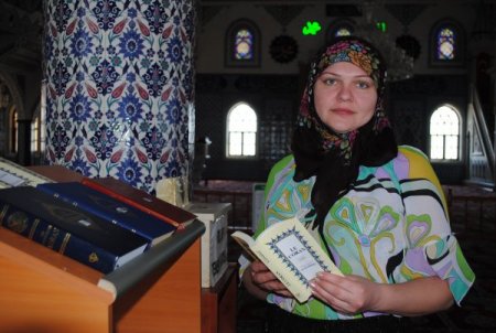 Turistlerin İslamiyetle ilgili sorularına 5 dilde cevap veriliyor