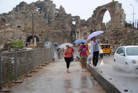Turistlerin kültür turuna, yağmur engeli