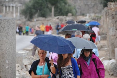 Turistlerin kültür turuna, yağmur engeli