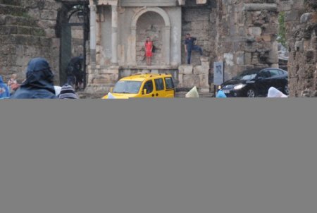 Turistlerin kültür turuna, yağmur engeli