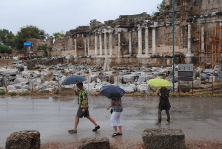 Turistlerin kültür turuna, yağmur engeli