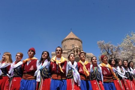 'Turizm Haftası' etkinlikleri, Akdamar Adası'nda halaylarla başladı