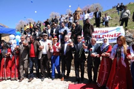 'Turizm Haftası' etkinlikleri, Akdamar Adası'nda halaylarla başladı