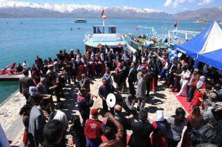 'Turizm Haftası' etkinlikleri, Akdamar Adası'nda halaylarla başladı