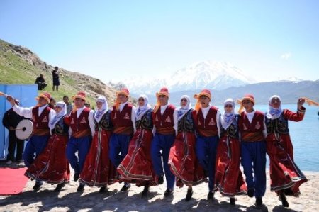 'Turizm Haftası' etkinlikleri, Akdamar Adası'nda halaylarla başladı