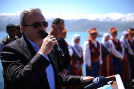 'Turizm Haftası' etkinlikleri, Akdamar Adası'nda halaylarla başladı